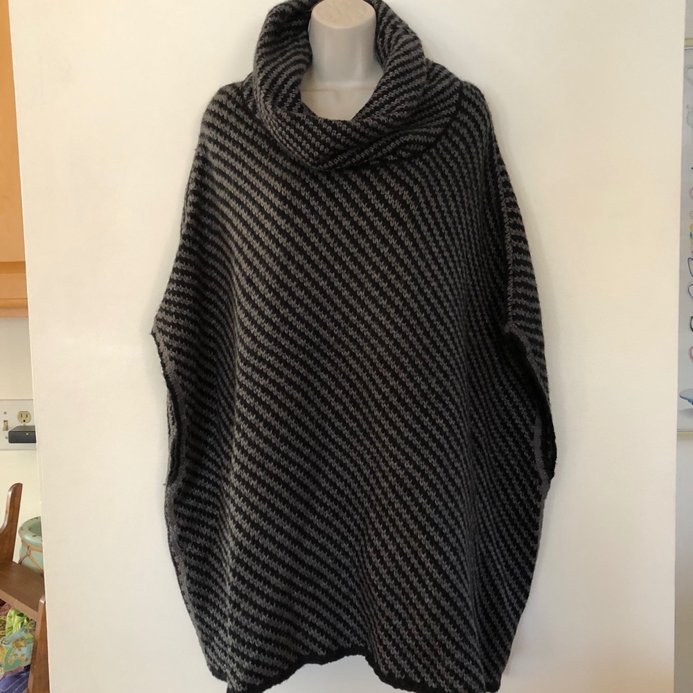 Gap Gray/Black Patterned Cowl Sweater Cape - image 8